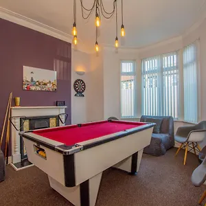 By Lushlets - Centre Hot Tub Pool Table - Great For Hens Stags & Rugby Groups! Holiday home Cardiff